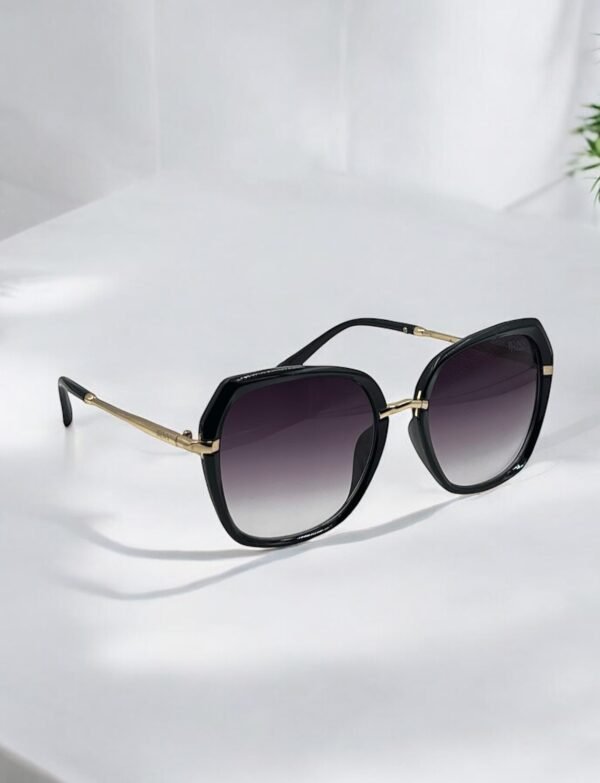 Square, black frame, chique, big sunglasses