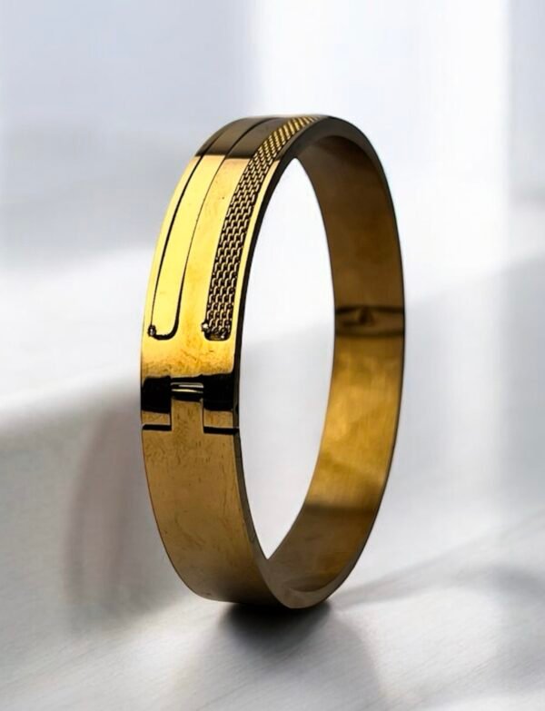 Buckle up gold bracelet